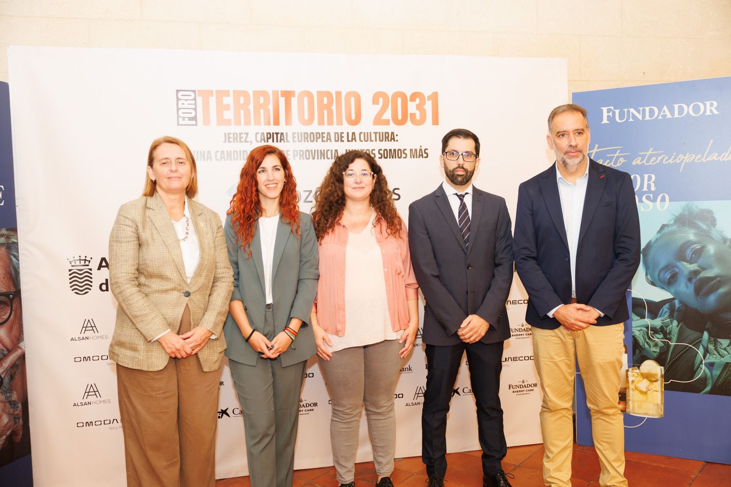 Aurora Salvador, alcaldesa de Puerto Real, Nazaret Ramírez, delegada de Fomento de la Cultura de Puerto Real, Violeta Márquez, portavoz de IU Jerez, Francisco Romero, director de contenidos de lavozdelsur.es, y Ramón Galán, alcalde de Trebujena.