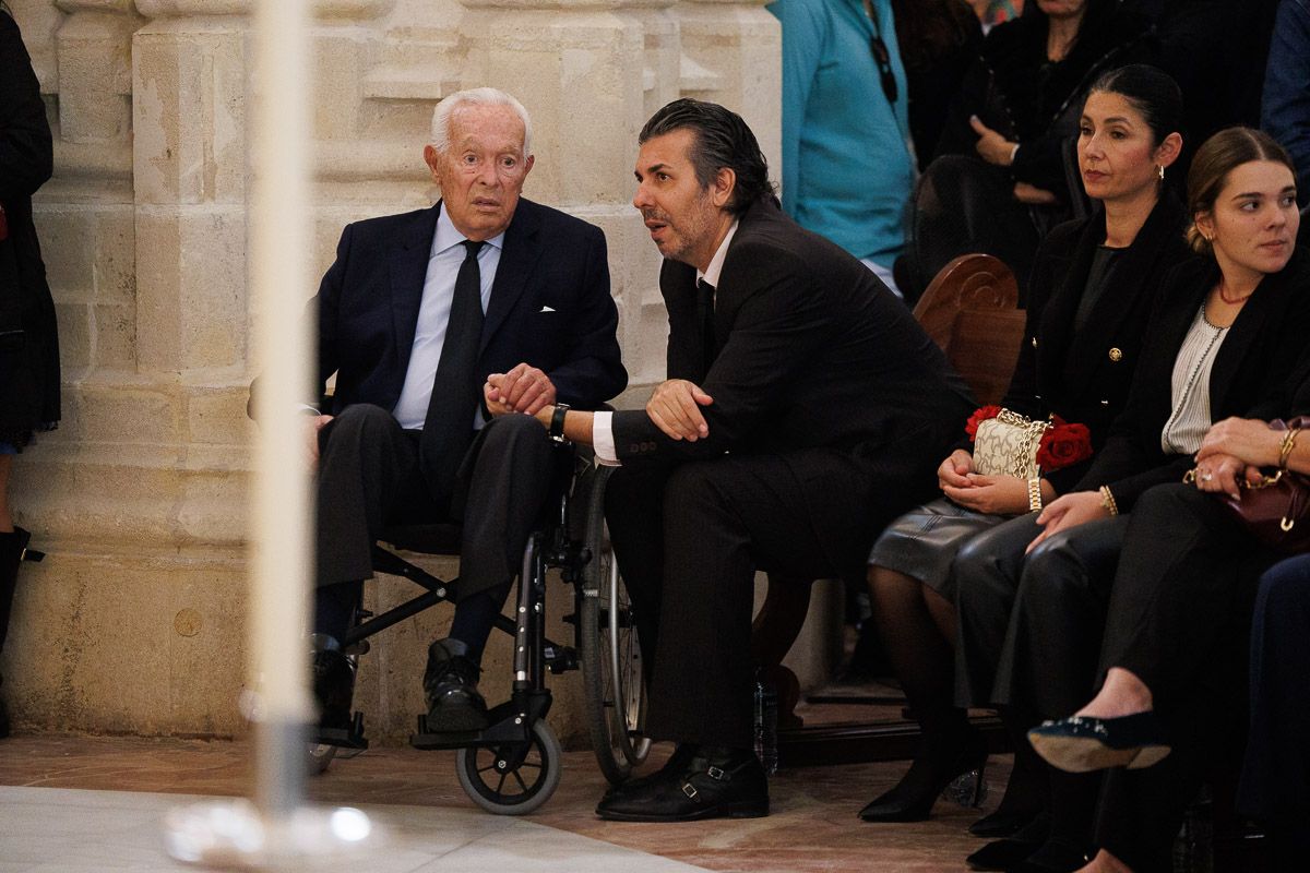 Curro Romero sostiene la mano de Jesús Soto de Paula, hijo de Rafael de Paula.