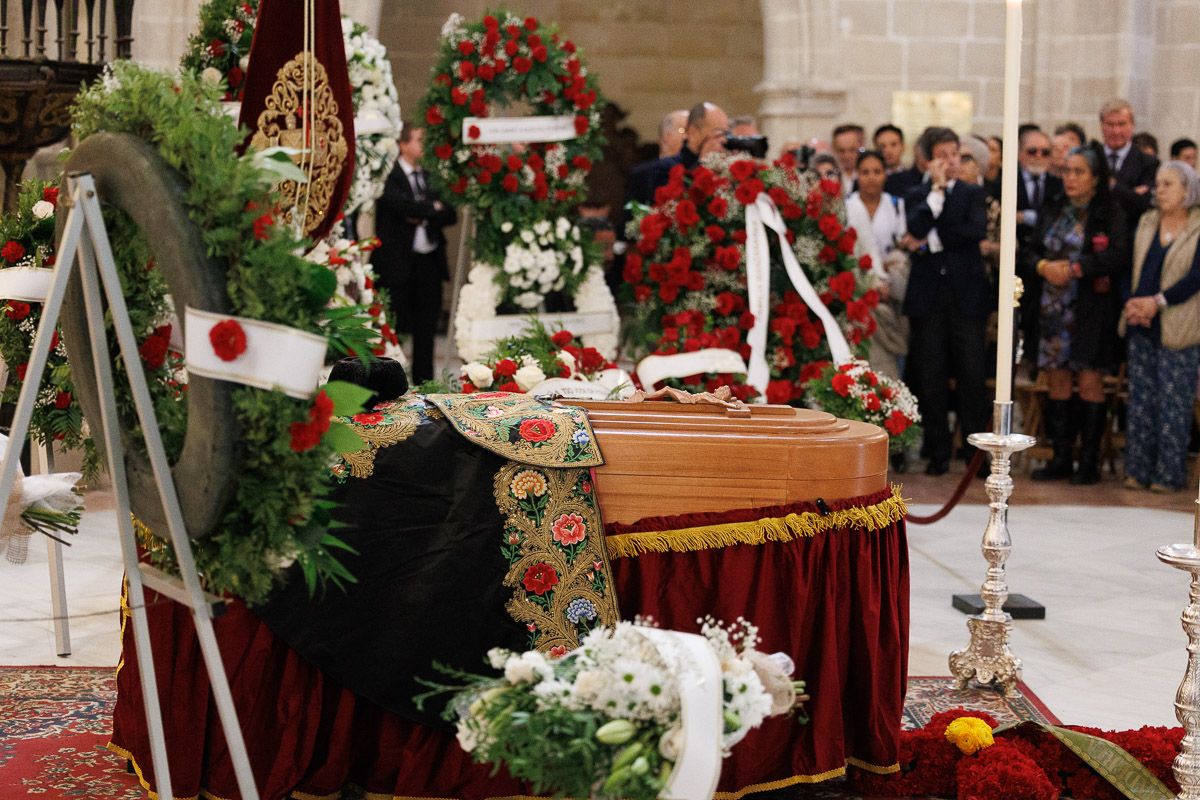 Féretro de Rafael de Paula, con su capote de paseo y montera.