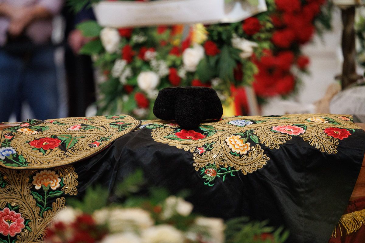 Féretro de Rafael de Paula, con su capote de paseo y montera.