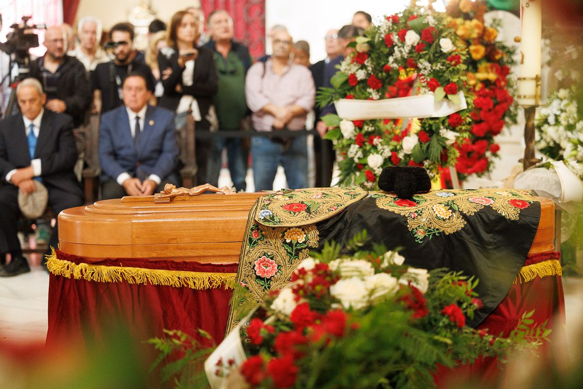 El féretro de Rafael de Paula, durante su funeral en la iglesia de Santiago. El féretro de Rafael de Paula, durante su funeral en la iglesia de Santiago.