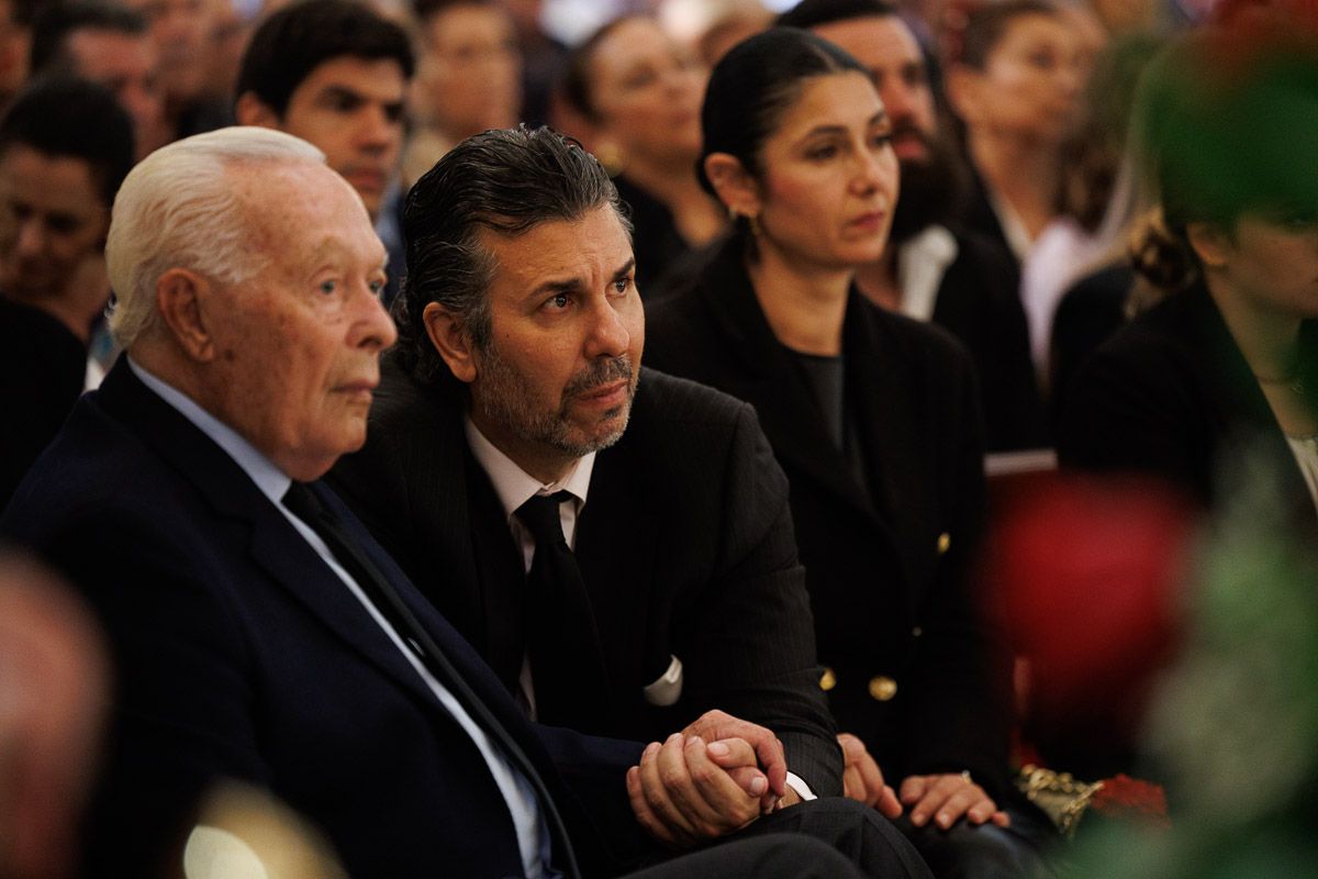 Curro Romero sostiene la mano de Jesús Soto de Paula, hijo de Rafael de Paula.