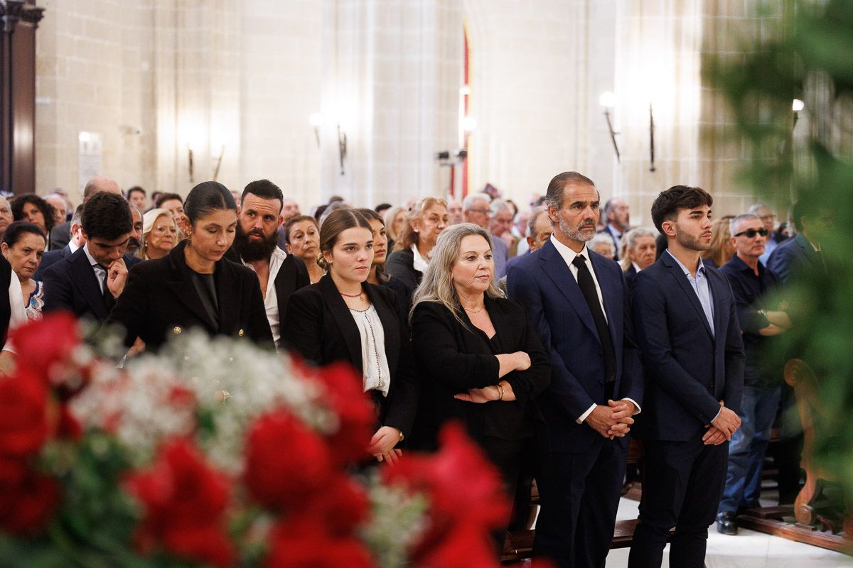 Los familiares de Rafael de Paula durante el funeral 