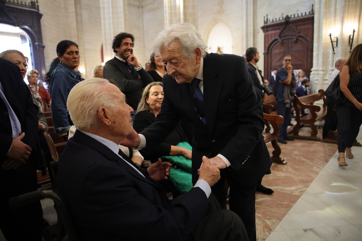 Alfonso Rodríguez, saludando a Curro romero 