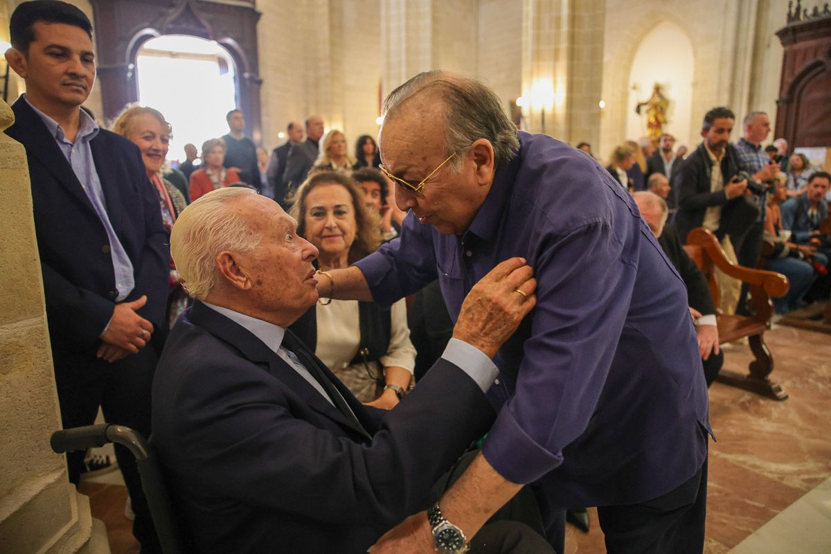 Paco Cepero saludando a Curro Romero en el funeral de Rafael de Paula.