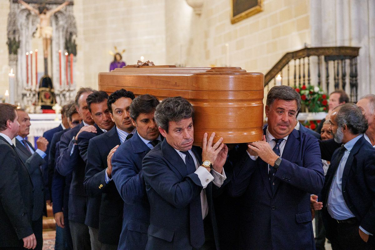 Toreros y ganaderos cargan el ataúd de Rafael de Paula en Santiago.