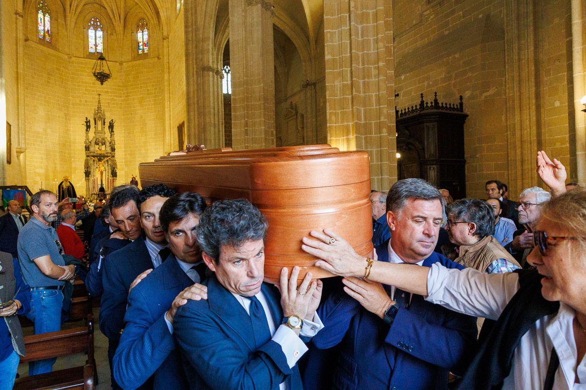 La familia de Rafael de Paula, toreros, ganaderos, despiden al torero en Santiago.