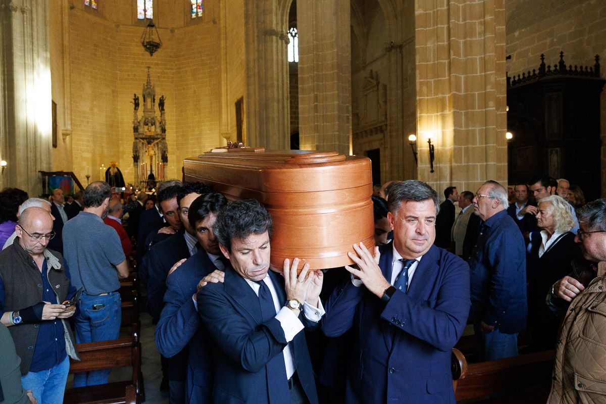 Familiares y amigos toreros sacan el féretro de Rafael de Paula tras la misa en Santiago 