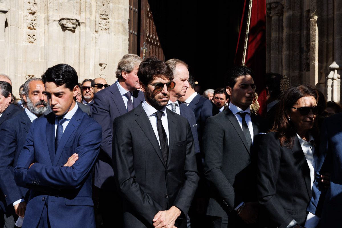 Cayetano Rivera en el momento de despedir al féretro de Paula en Jerez.