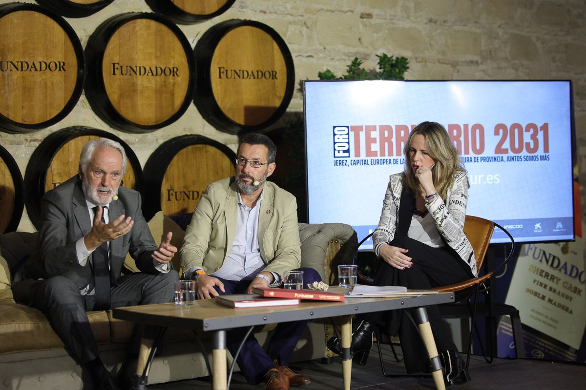 Agustín Muñoz (Jerez), con los alcaldes José Juan Franco (La Línea) y Vanesa Beltrán (Prado del Rey).