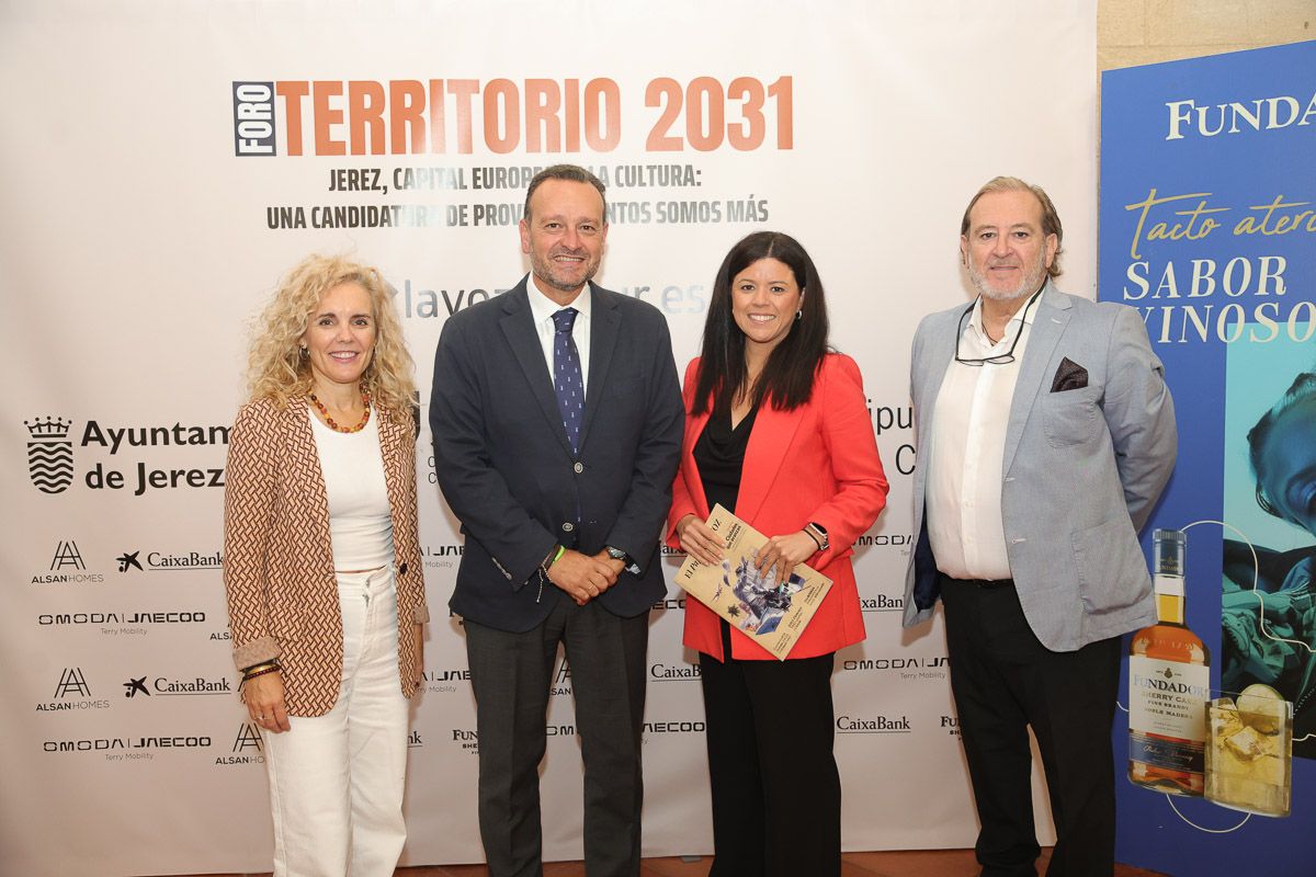 Estefanía Aballe, responsable de Relaciones con la Comunidad de Luz Shopping, Sergio González, director de el director de Banca de Instituciones de CaixaBank en Cáinstituciones caixa bank), Rocío Fernández (Caixa Bank).