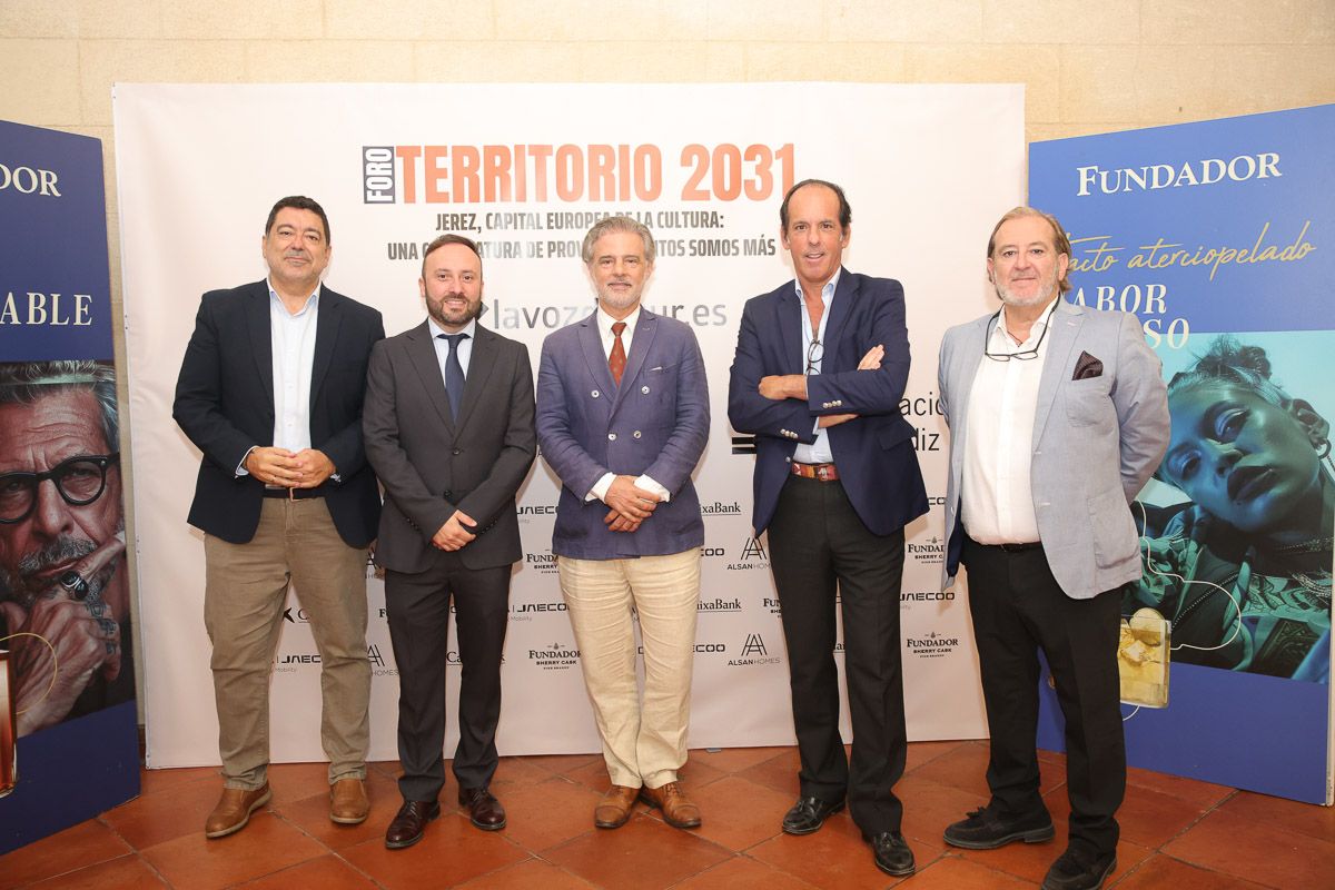 Javier Benítez, presidente de la Asociación de la Prensa de Jerez, Paco Sánchez Múgica, director general de Comunicasur Media, Ramiro Alonso de Villapadierna, coordinador de la candidatura de Jerez 2031, José Argudo, jefe de marketing de González Byass, y Carlos Vega, director comercial de lavozdelsur.es.