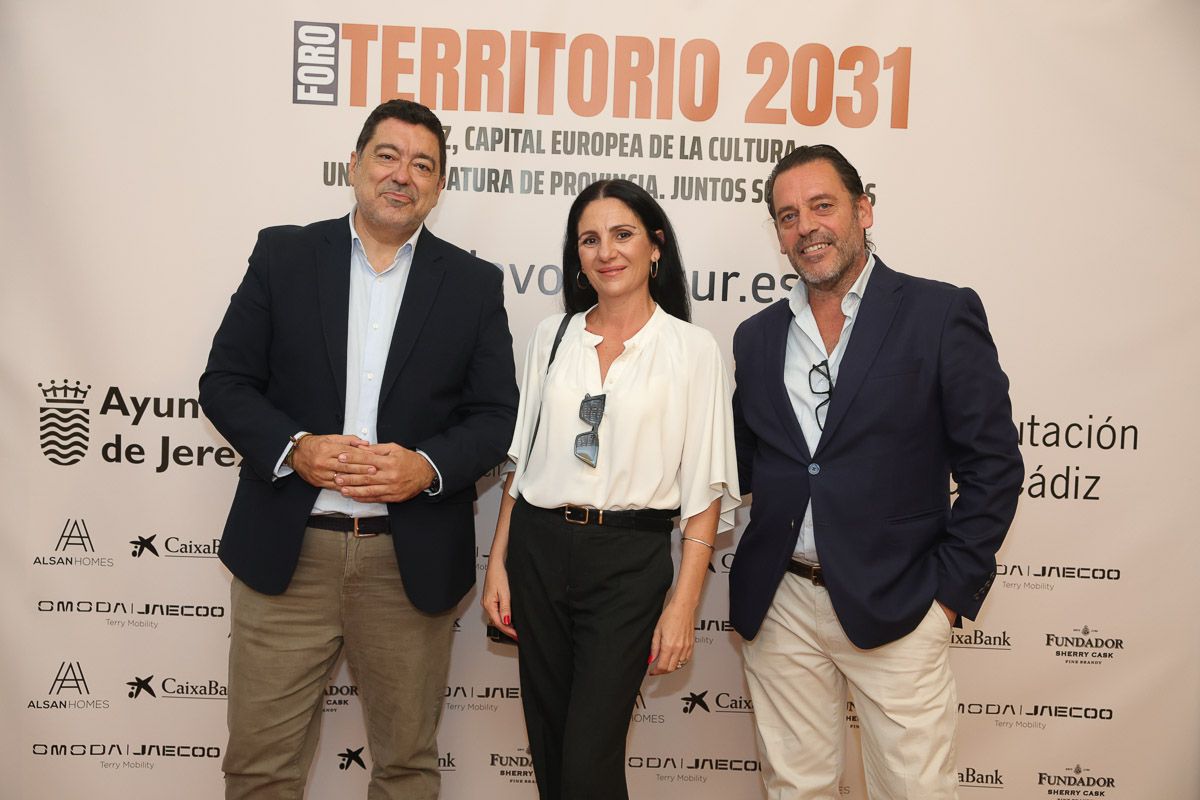 Javier Benítez, presidente de la APJ, la diseñadora Amparo Macía y su marido.