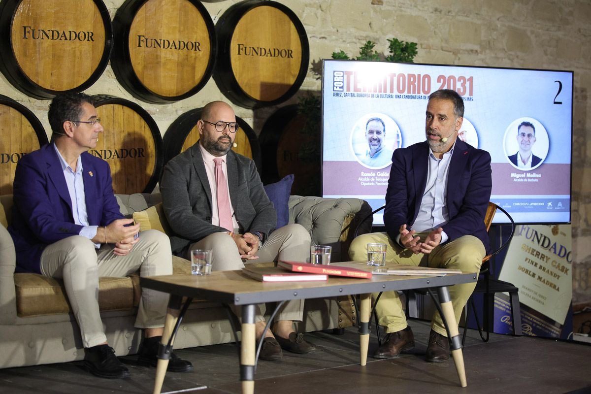 El teniente de alcalde de El Puerto, flanqueado por los alcaldes de Barbate y Trebujena.