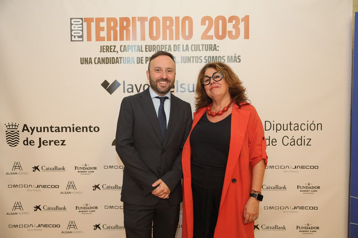 El director general de Comunicasur Media, Paco Sánchez Múgica, con Irene Canca, asesora del PSOE de Jerez.