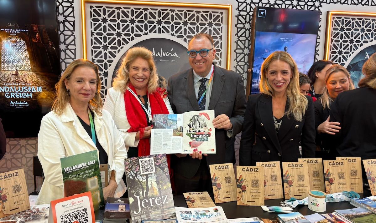 Miriam Carrión, directora técnica del Patronato de Turismo de la Diputación de Cádiz, Josefa Díaz, de Hotel Las Cortes, el consejero de Turismo Arturo Bernal y Almudena Martínez, presidenta de Diputación de Cádiz.