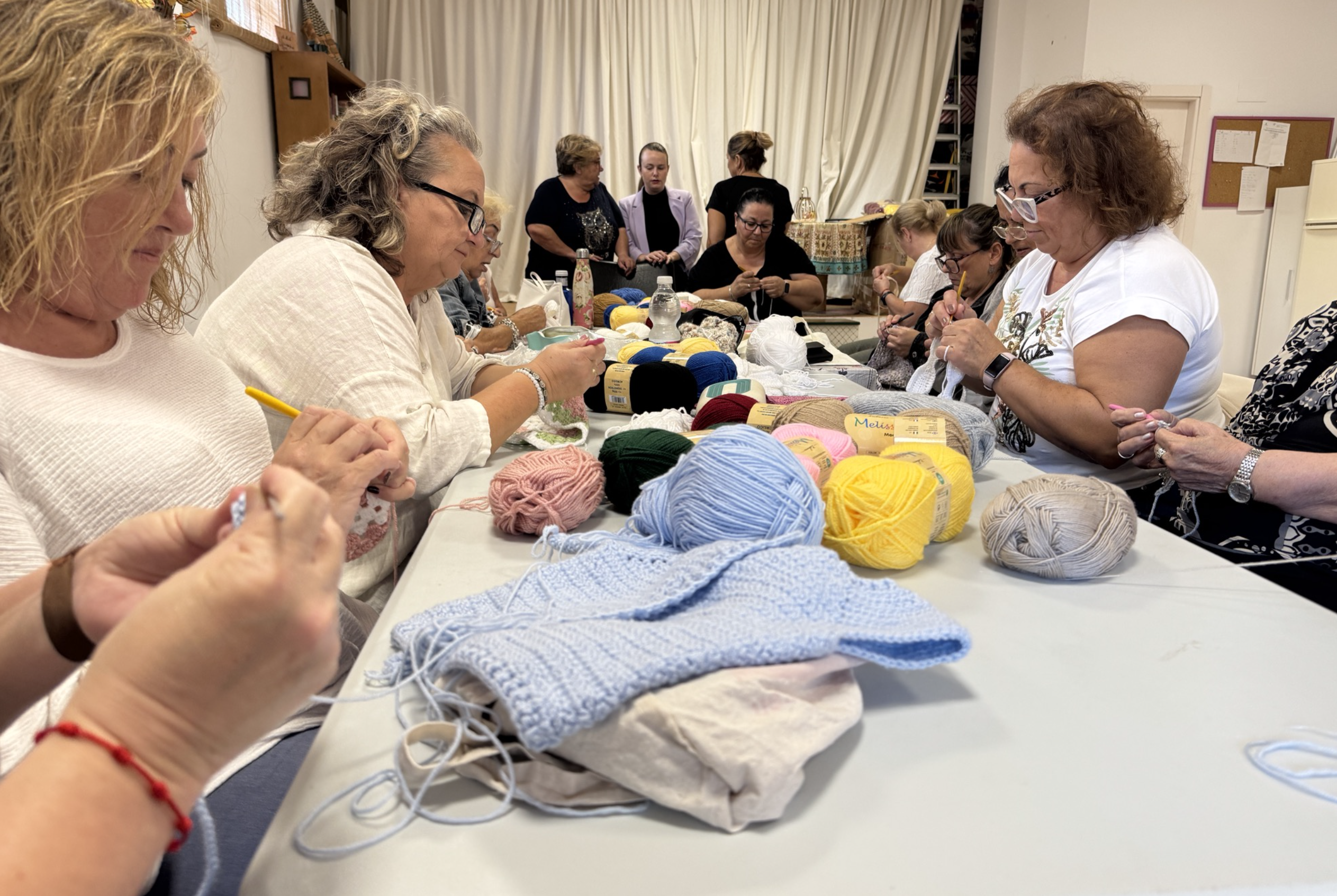 Vecinas de San Roque crean adornos de crochet para su barriada.