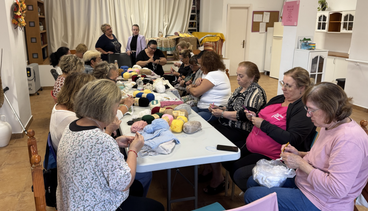 Las mujeres participan en un taller de crochet.