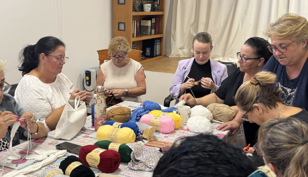 Las vecinas disfrutan confeccionando los adornos.
