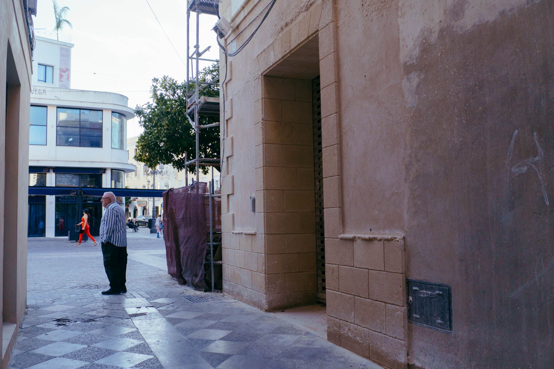 El local hace esquina entre las calles Mesones y Doña Blanca y está todavía en obras. El local hace esquina entre las calles Mesones y Doña Blanca y está todavía en obras.