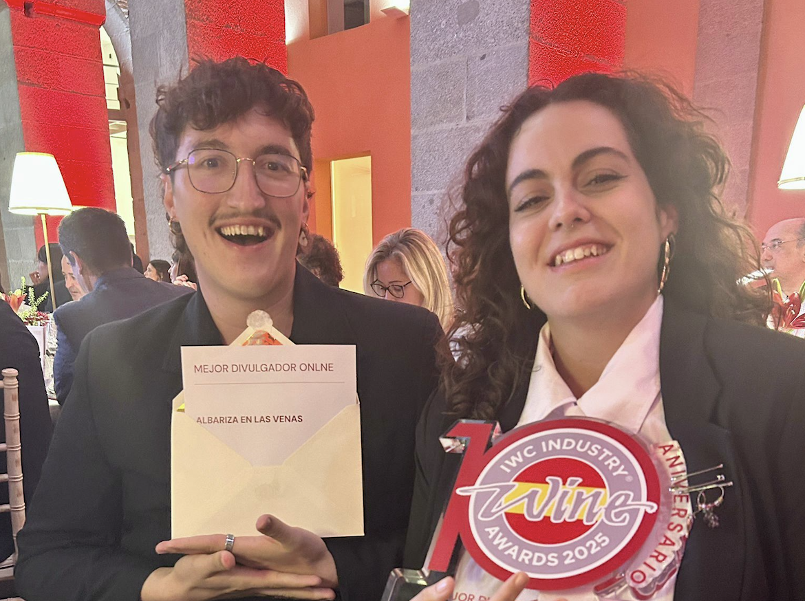 Los responsables de Albariza en las Venas con el galardón concedido.