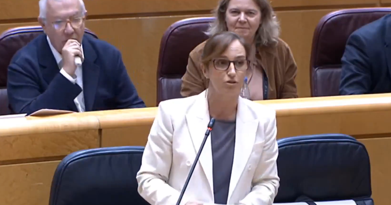 Arenas, vapeando mientras habla la ministra.