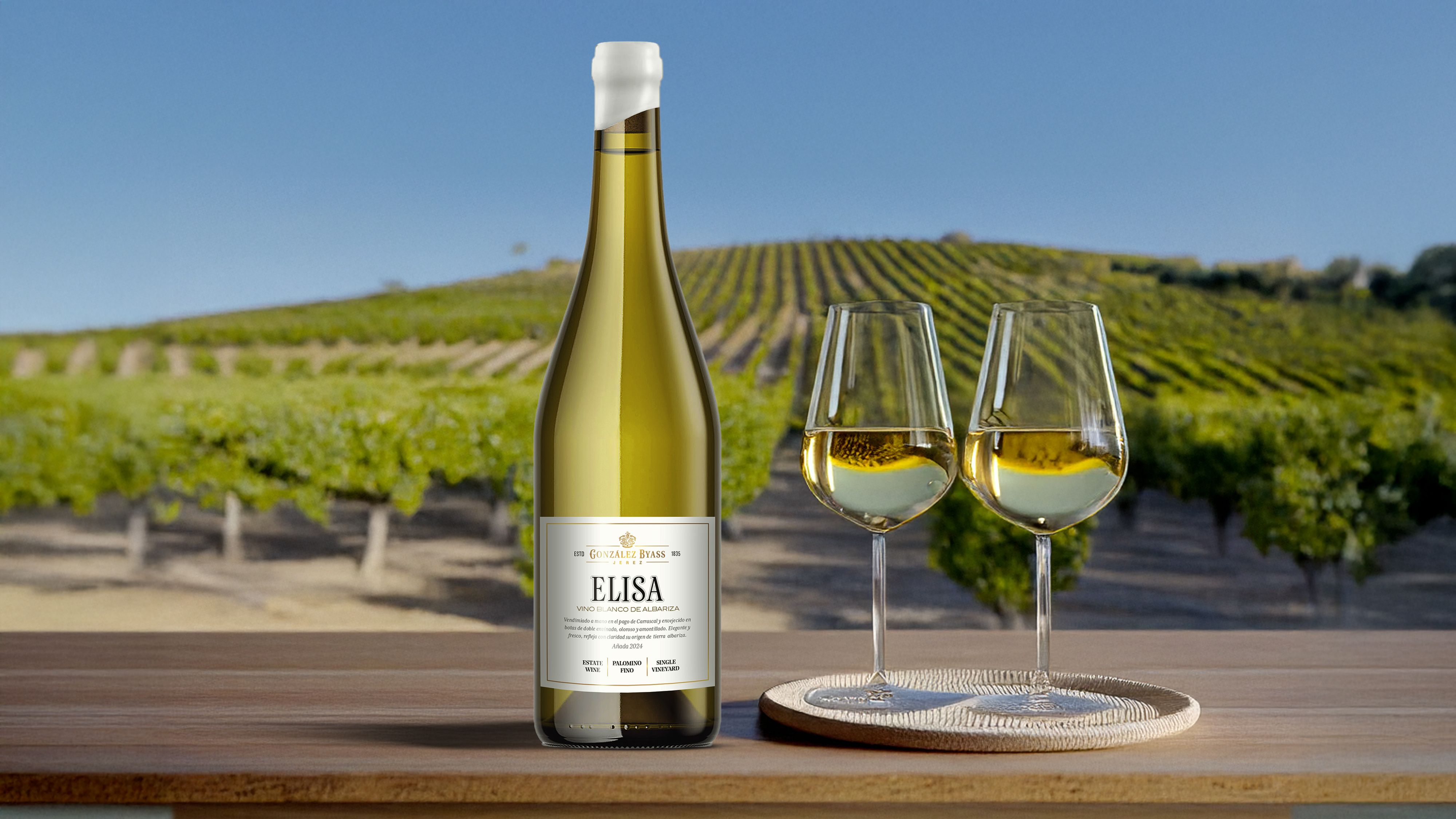 Imagen de una botella de Elisa, con el fondo del pago de Carrascal.