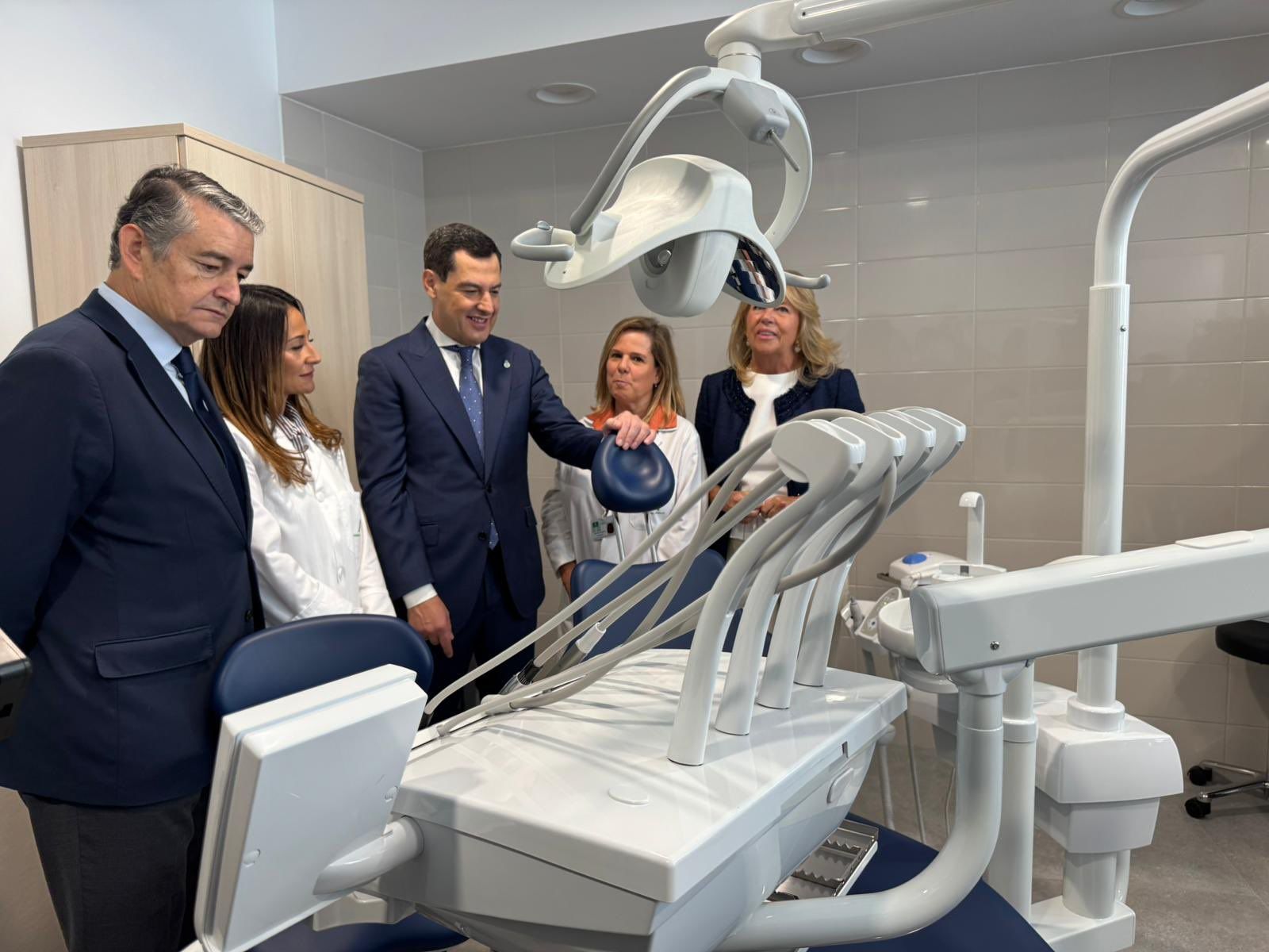 El consejero Antonio Sanz, con el presidente Juanma Moreno, en la inauguración del centro de salud Ricardo Soriano de Marbella. El consejero Antonio Sanz, con el presidente Juanma Moreno, en la inauguración del centro de salud Ricardo Soriano de Marbella.