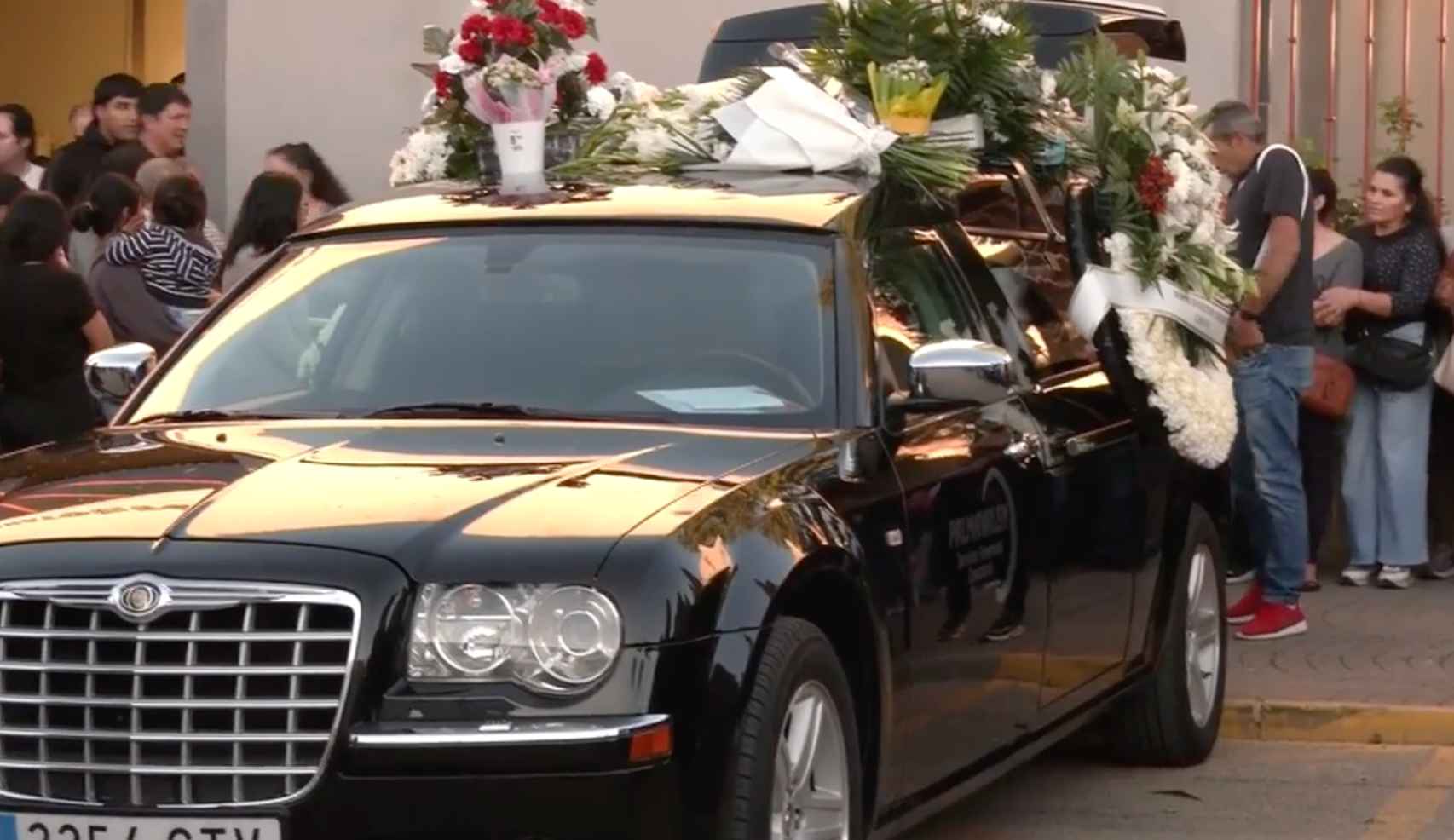 El coche fúnebre que transportó los restos del menor atropellado mortalmente.   FOTO: TELECINCO