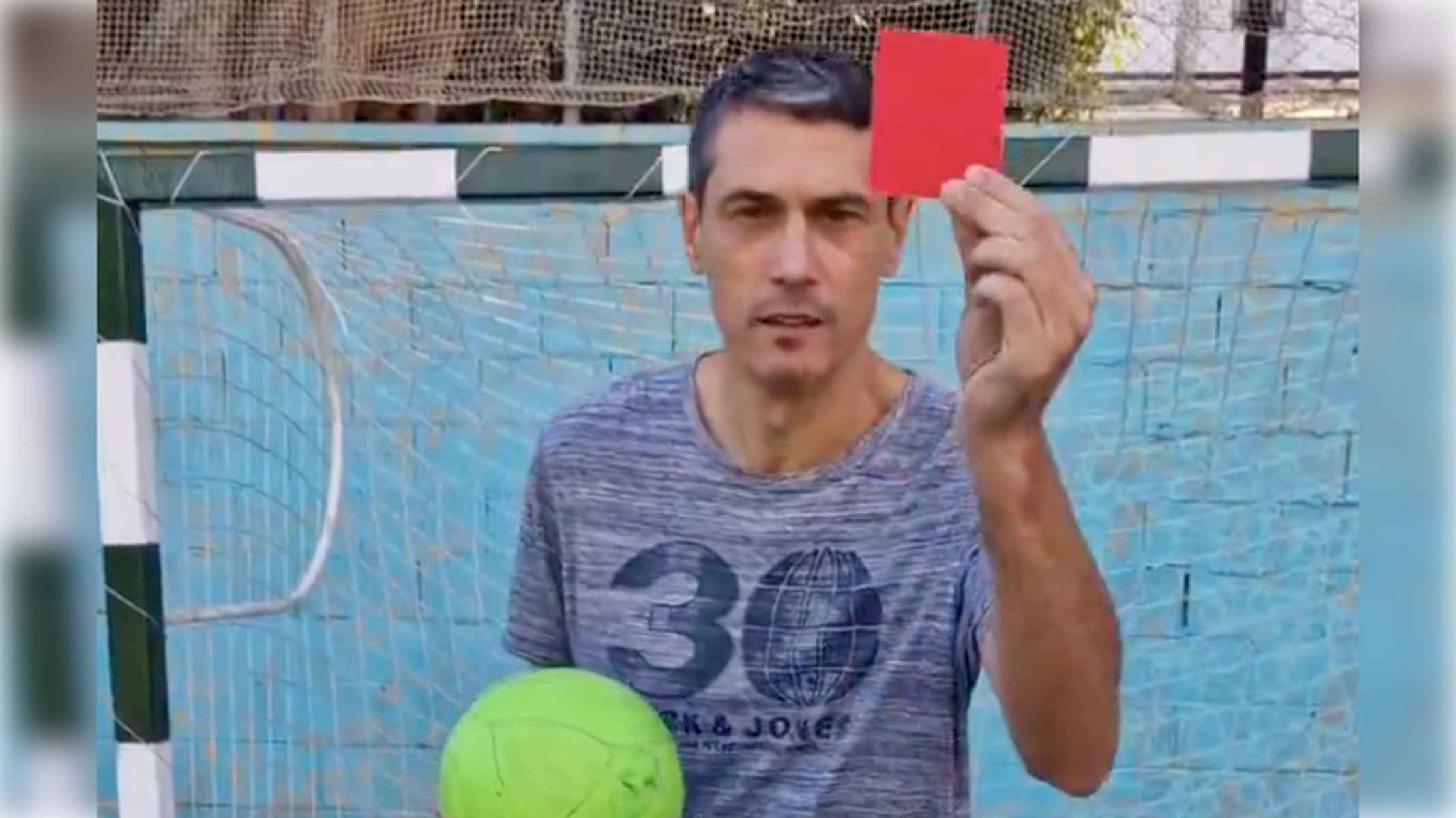 El 'árbitro de la paz', sacándole tarjeta roja a la violencia escolar. El 'árbitro de la paz', sacándole tarjeta roja a la violencia escolar.