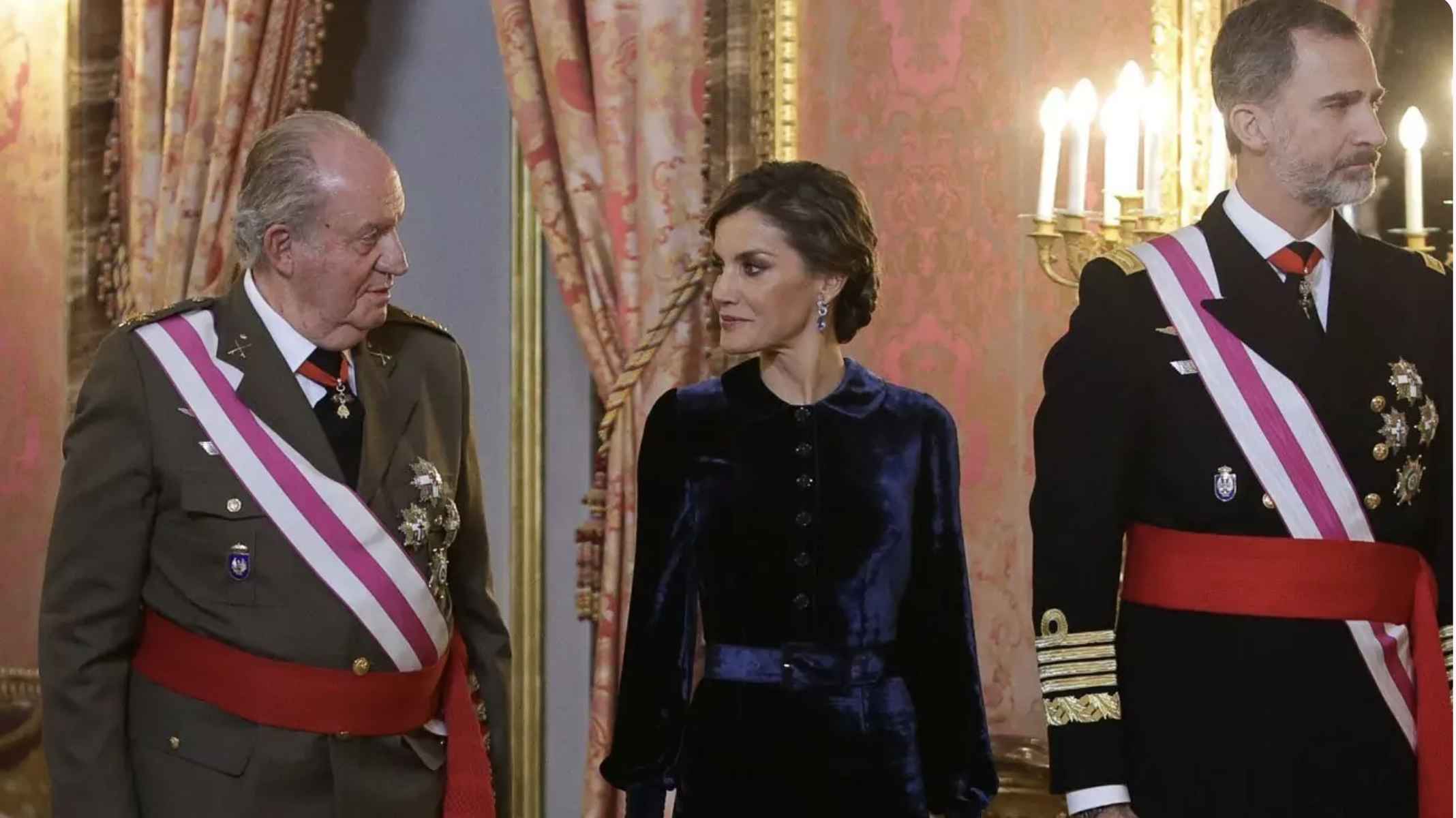 El rey emérito, la reina Letizia y el rey Felipe VI.