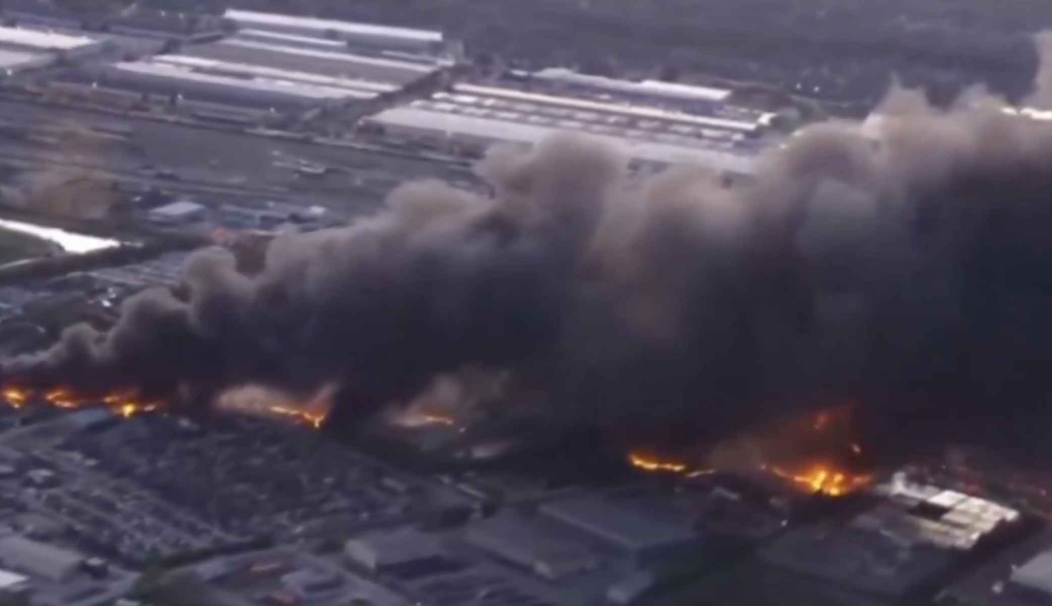 La gran humareda originada tras el accidente del avión. La gran humareda originada tras el accidente del avión.