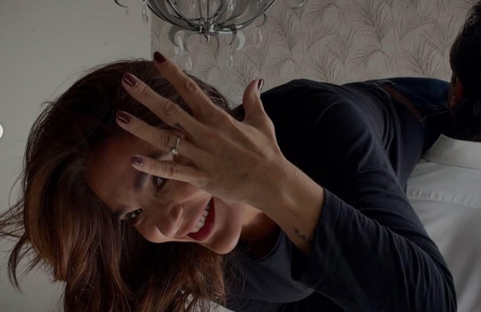 Raquel Bollo posa con su anillo de compromiso.