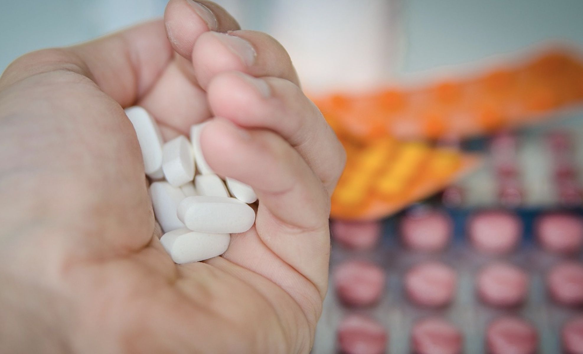 Pastillas en mano. Pastillas en mano.