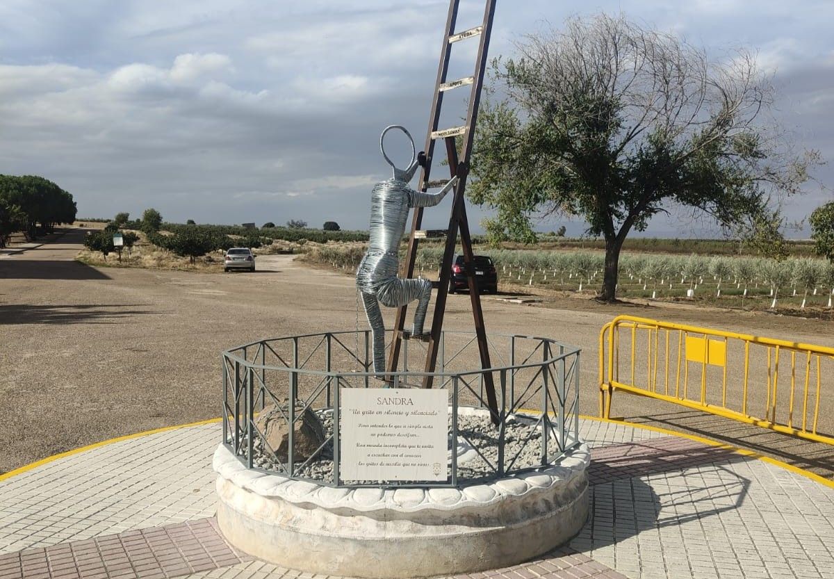 Monumento a Sandra Peña en Badajoz. Monumento a Sandra Peña en Badajoz.