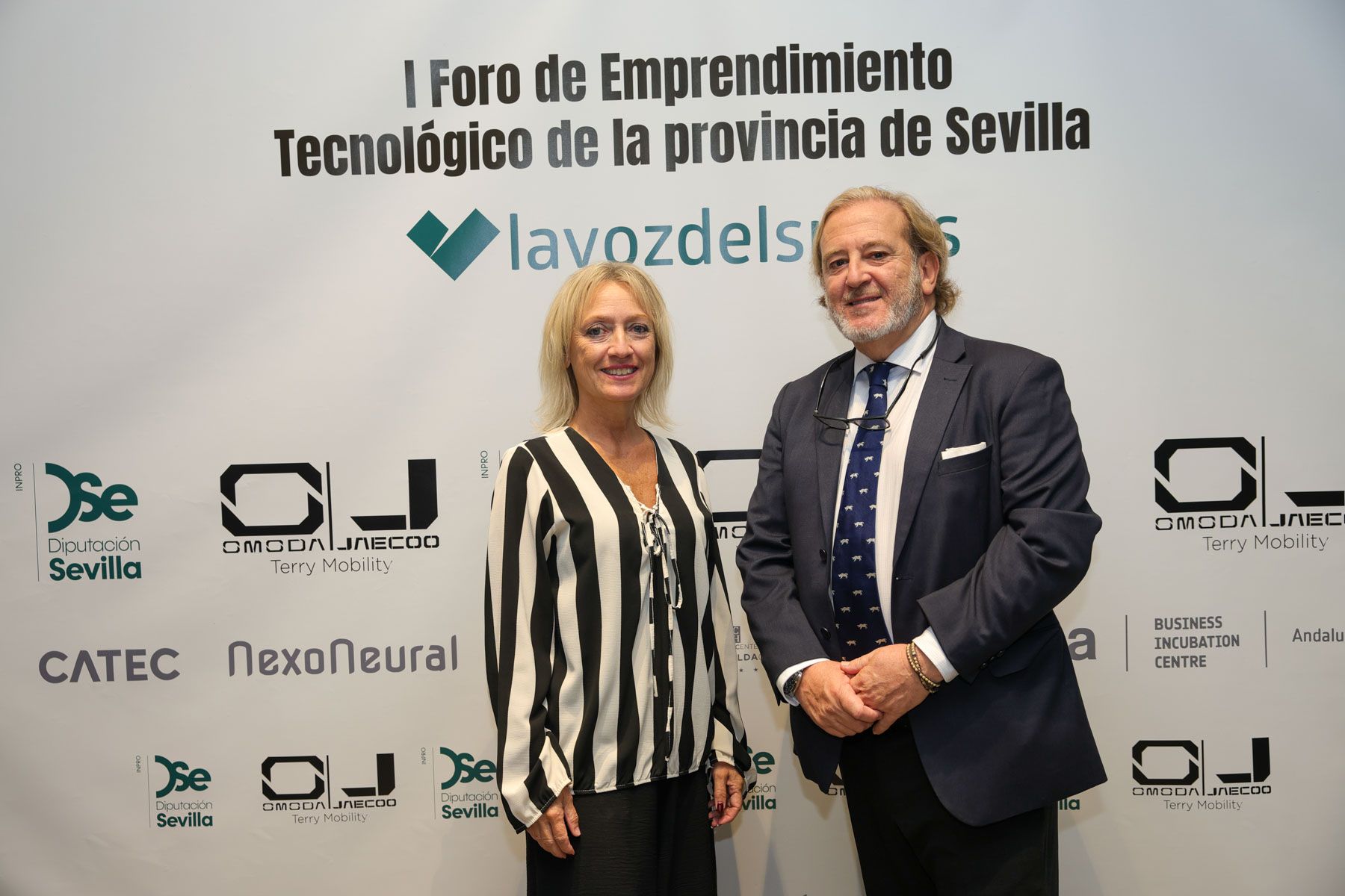 Carmen Bernáldez, presidenta coordinadora de Grupo Human Smart Lab y Carlos Vega, director comercial de lavozdelsur.es.