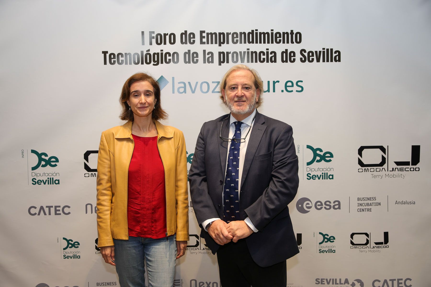 Ana Llona, jefa de proyectos de Metadev y Carlos Vega, director comercial de lavozdelsur.es.