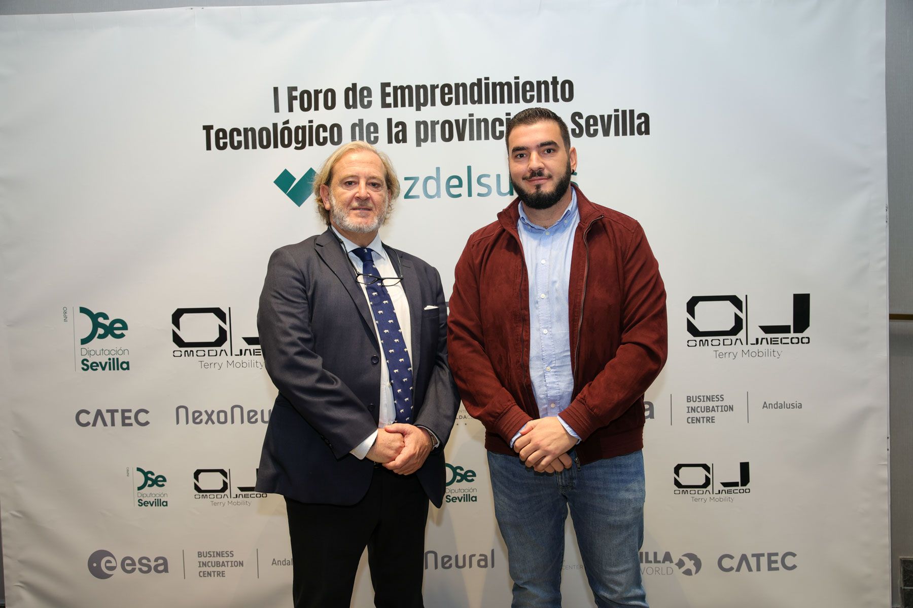 Carlos Vega, director comercial de lavozdelsur.es y Cristóbal Martínez, delegado Nuevas Tecnologías, Comunicación y Sanidad del Ayuntamiento de Camas.
