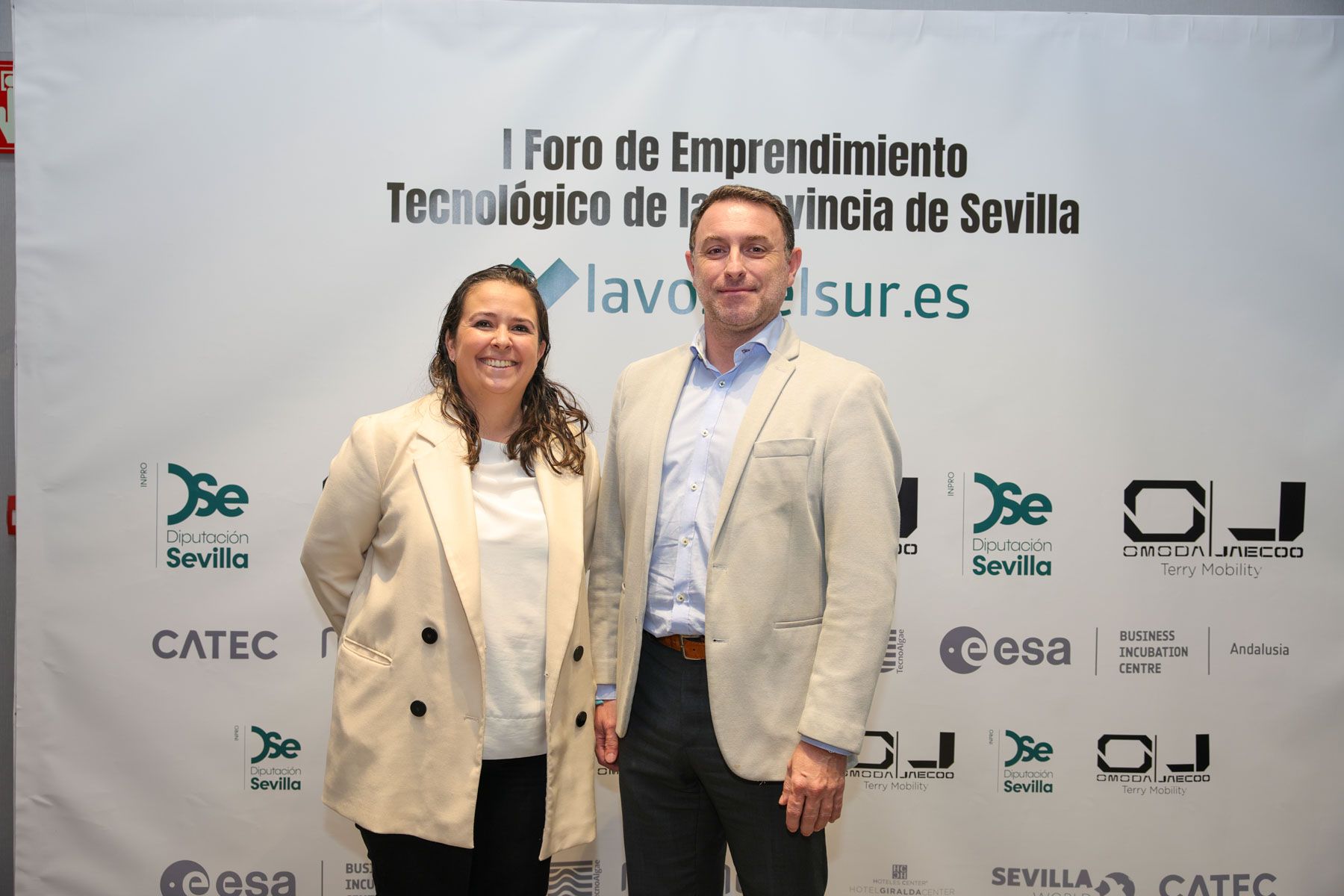 Tania López Arjona, responsable comercial de la zona sur en Sermicro y Francisco Javier Aranda González, director de zona sur en Sermicro.