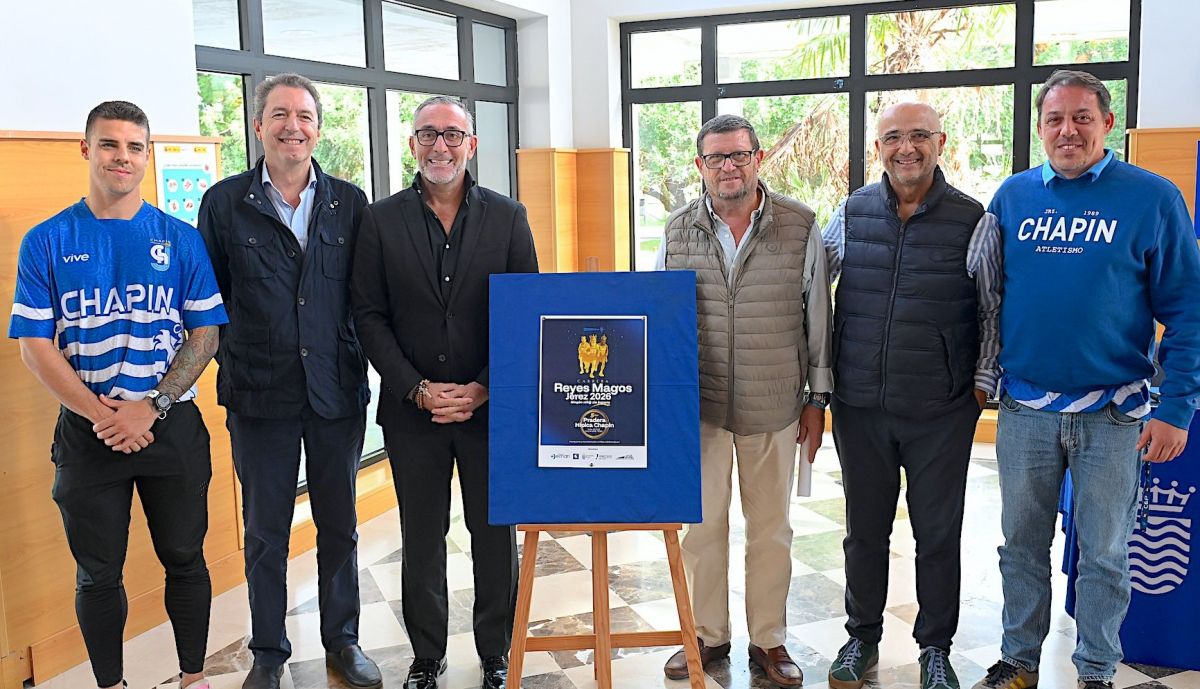 El delegado Tomás Sampalo, con organizadores de la carrera popular de los Reyes Magos.