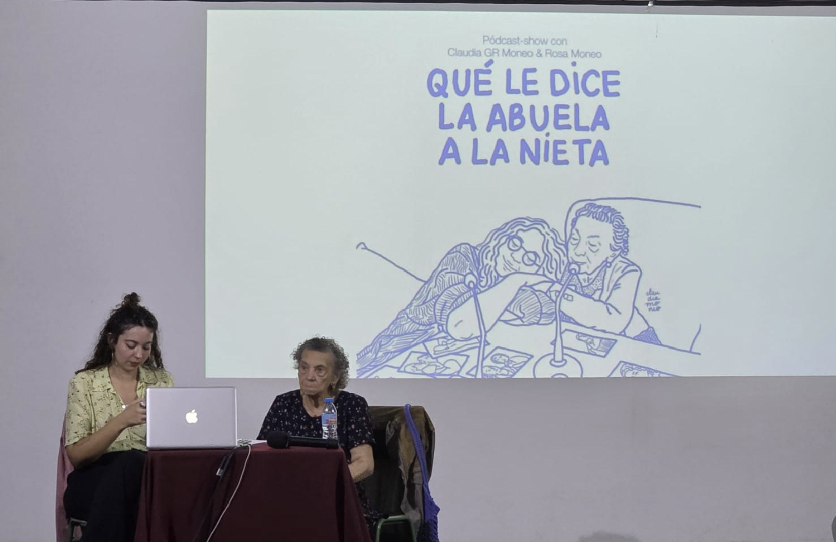 Claudia GR Moneo y Rosa Moneo en su podcast show. Claudia GR Moneo y Rosa Moneo en su podcast show.