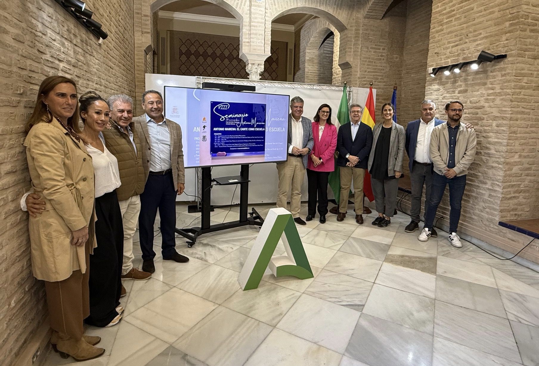 Foto de familia tras la presentación del VIII Noviembre Jondo de Mairena del Alcor en la Delegación del Gobierno de la Junta de Andalucía en Sevilla.