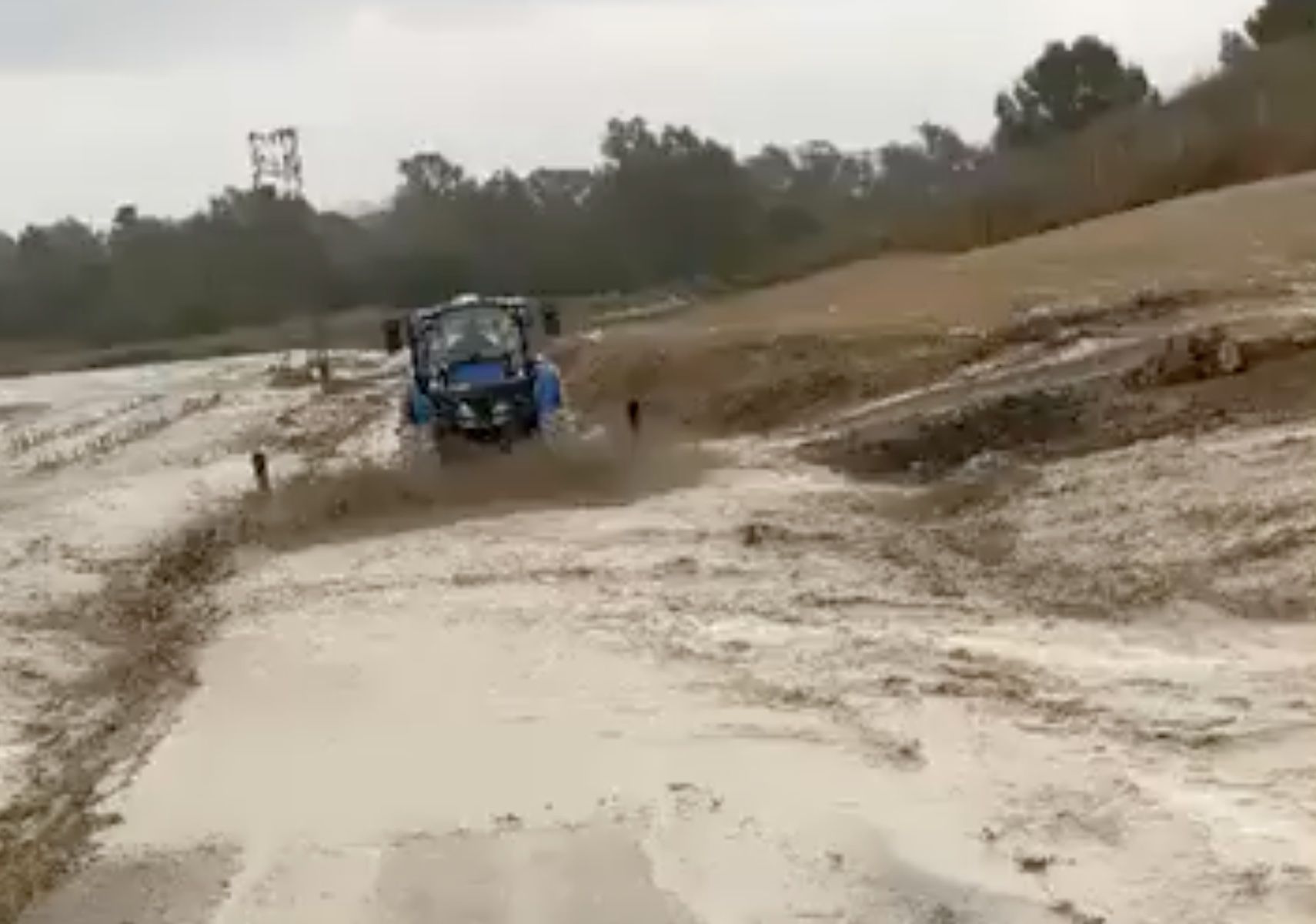 Un momento de la anegación de un campo en Jerez.
