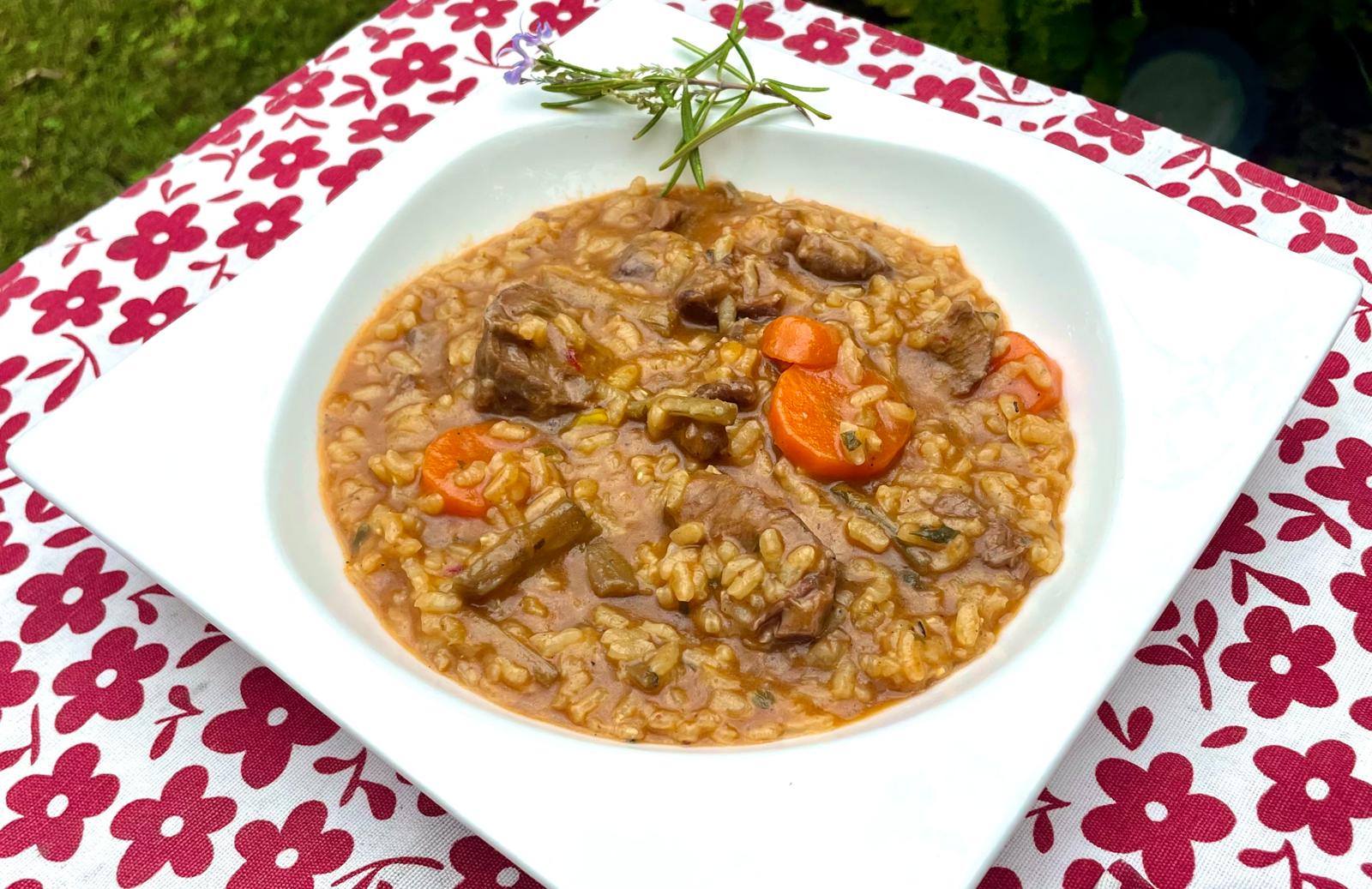 Receta de arroz meloso de carrillada ibérica en salsa y tagarninas.