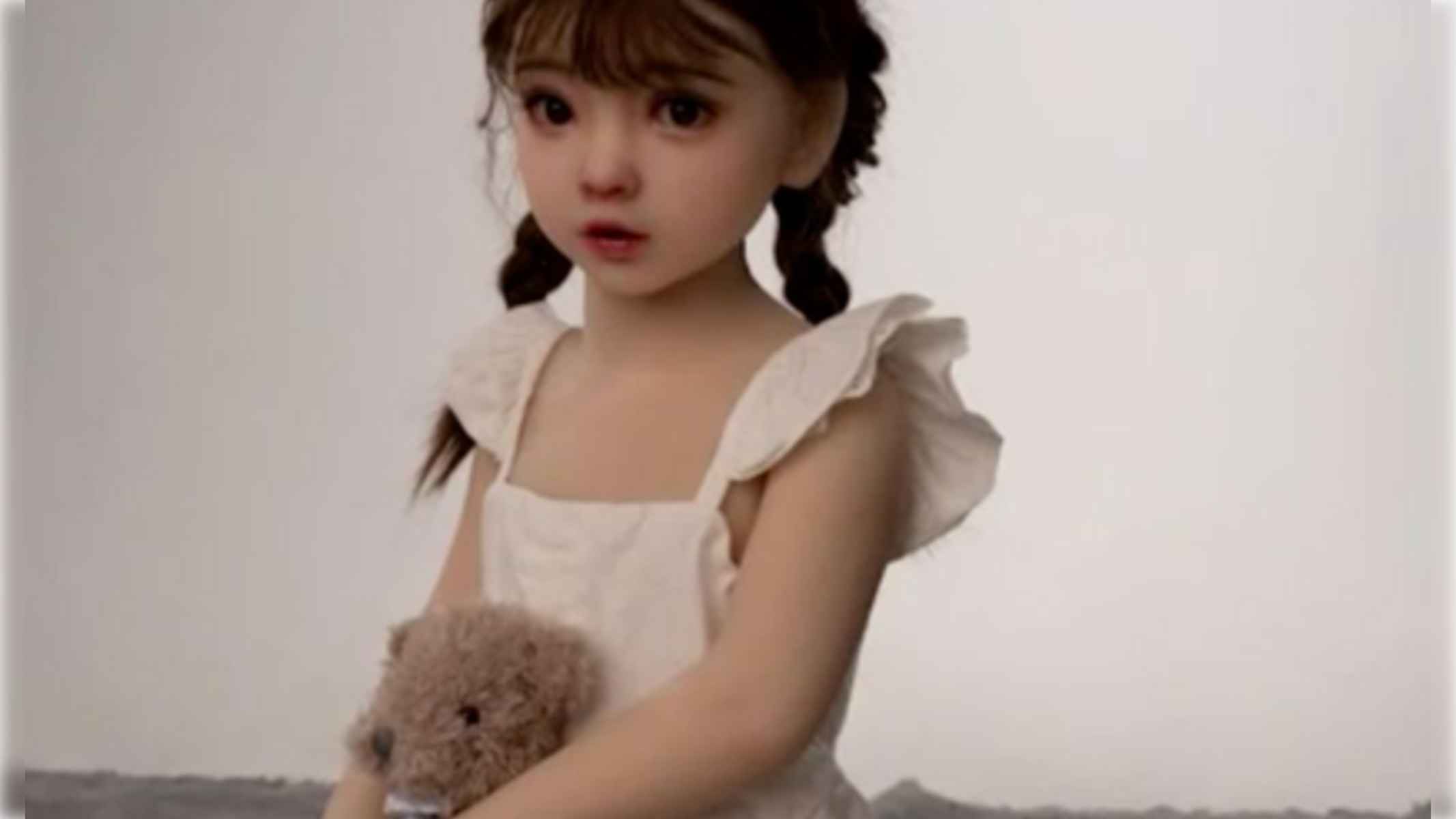 Una imagen de la muñeca hiperrealista, con rasgos infantiles, para adultos.