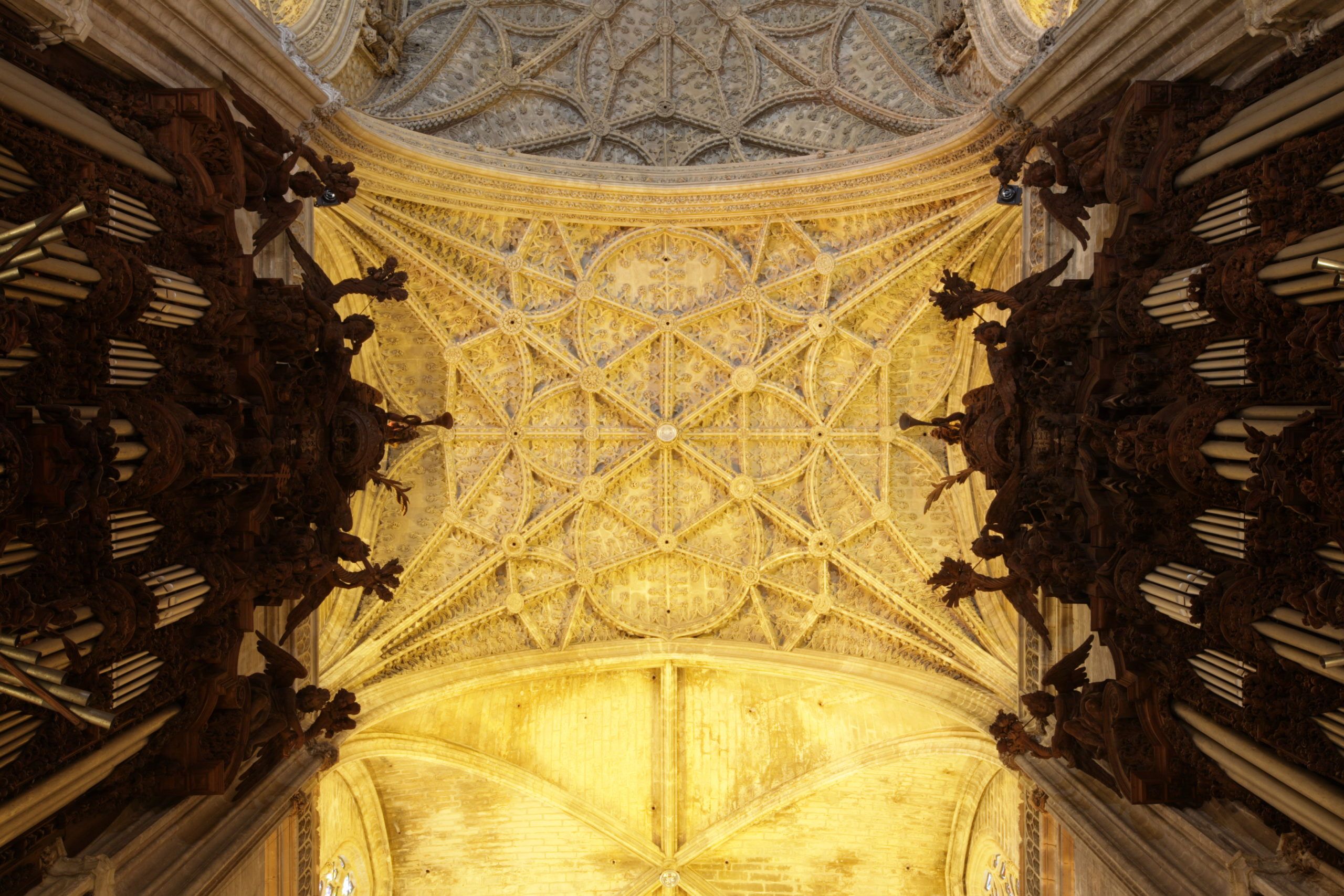 Cúpula principal del crucero sobre la que se eleva el cimborrio.