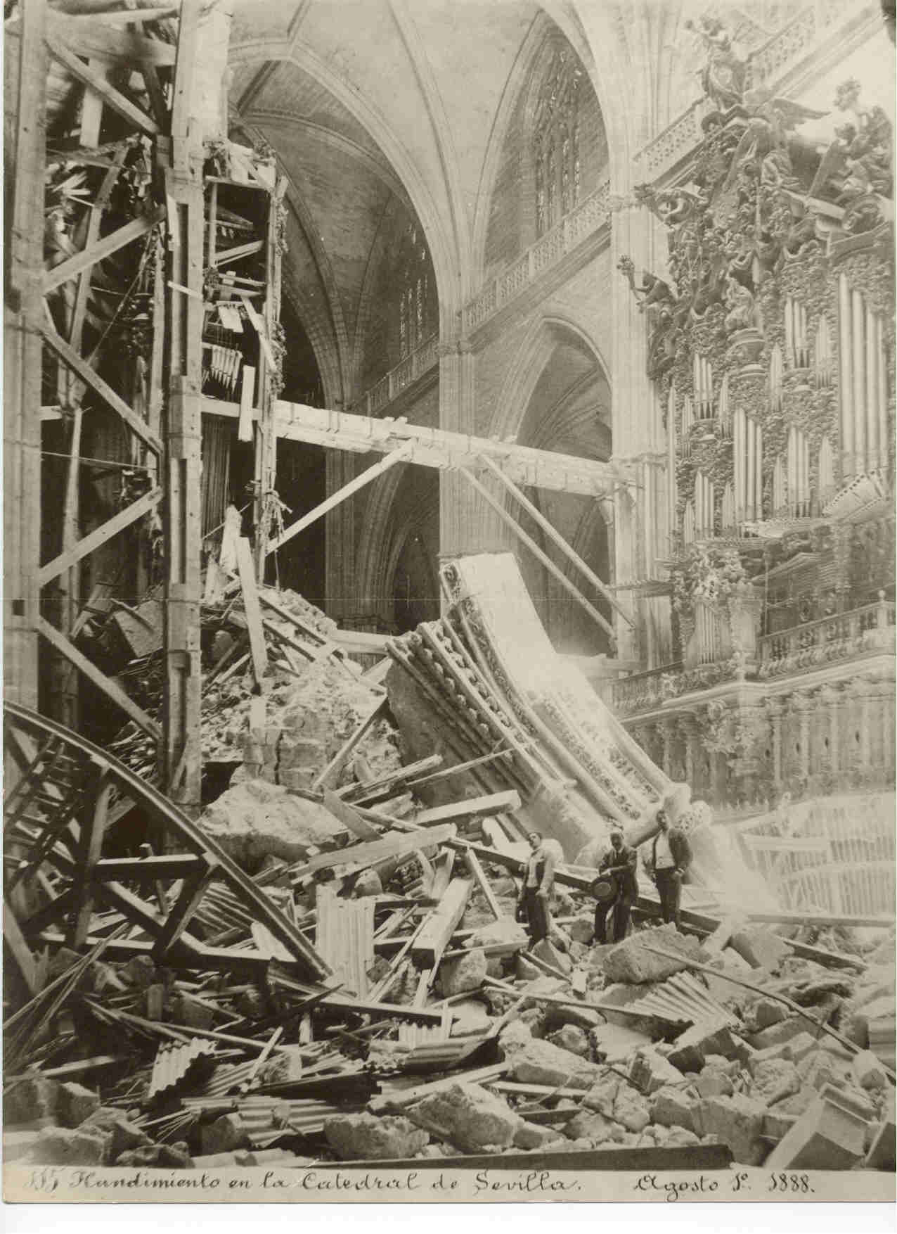 Acumulación de escombros tras el derrumbe. 