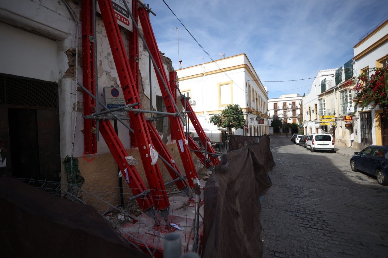 El inmueble de la calle Zarza, con puntales. El inmueble de la calle Zarza, con puntales.