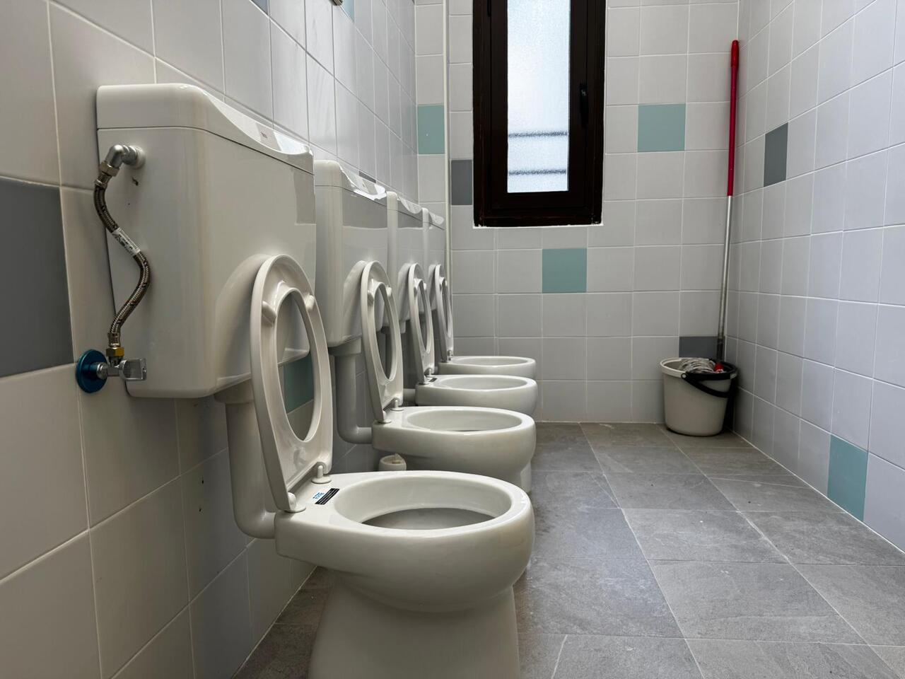 Cabreo en Madrid por los baños que se han instalado en un colegio público.