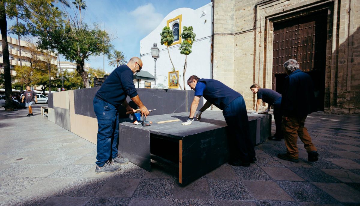 Operarios municipales instalando el Belén monumental de Cristina.   MANU GARCÍA